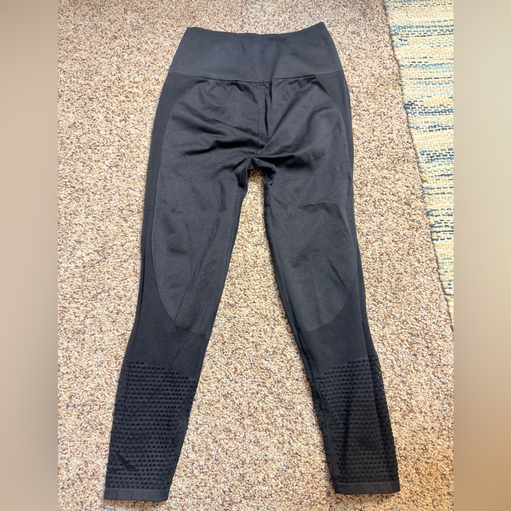 Fabletics seamless perforated leggings- XXS - Picture 3 of 3